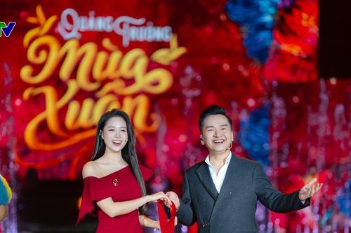 Dàn MC VTV gây bất ngờ khi lần đầu trình diễn nhạc kịch trong Quảng trường mùa xuân