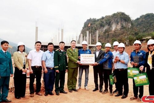 Đồng chí Chủ tịch UBND tỉnh thăm, động viên công nhân thi công xuyên Tết tại Xuân Nha.