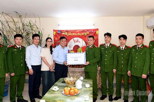Tặng quà lực lượng cảnh vệ làm nhiệm vụ bảo vệ mục tiêu tại Báo và phát thanh, truyền hình Tuyên Quang