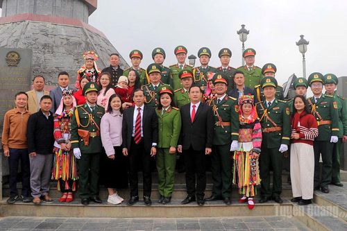 Thiêng liêng nghi lễ Thượng cờ tại Cột cờ Quốc gia Lũng Cú ngày đầu năm mới Bính Ngọ 2026