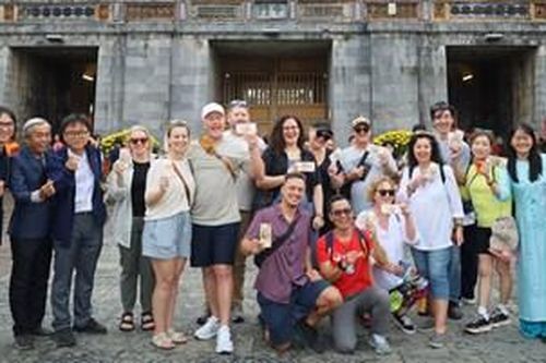Khách thập phương về Huế du xuân