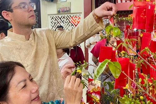 Người dân nô nức về chùa đón giao thừa, nguyện cầu bình an ngày đầu năm mới