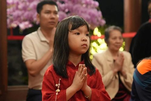 Hà Nội: Phật tử về chùa Bằng đón giao thừa cầu nguyện bình an đầu năm mới
