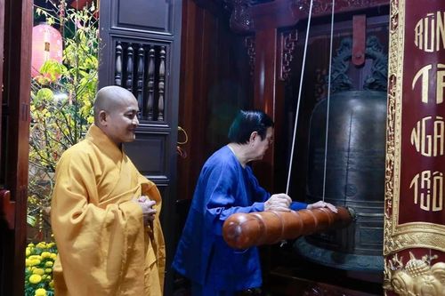 Nguyên Chủ tịch nước Trương Tấn Sang đón giao thừa, lễ Phật đầu Xuân Bính Ngọ tại chùa Pháp Minh