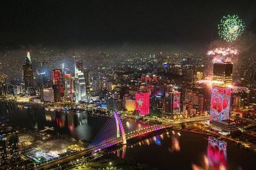 Mãn nhãn pháo hoa chào năm mới Bính Ngọ 2026 tại TP.HCM và các tỉnh phía Nam