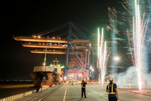 Cảng biển tất bật làm hàng xuyên Tết