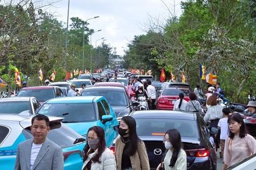 Người dân Quảng Trị nô nức đi lễ chùa ngày đầu năm mới