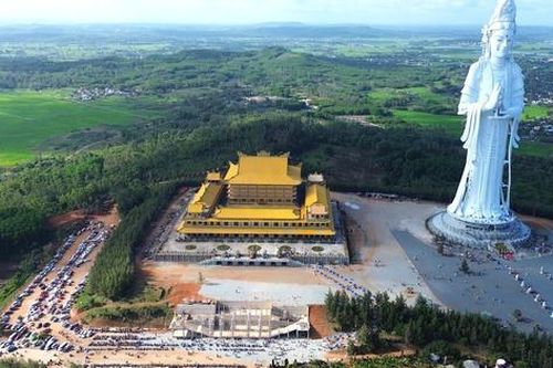 Du khách đổ về Quảng Ngãi chiêm bái ngôi chùa có tượng Phật cao nhất Đông Nam Á
