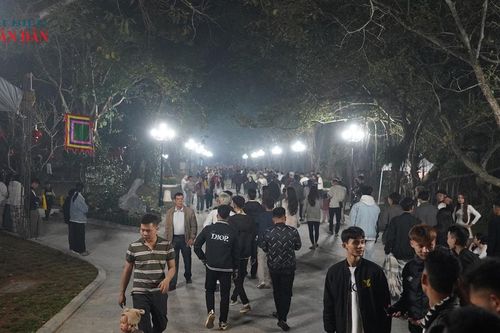 Hà Nội: Người dân nhộn nhịp đi xin lộc, cầu may tại đền thờ Thánh Gióng đêm giao thừa