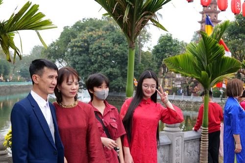 Người dân Thủ đô nườm nượp đi lễ đầu năm