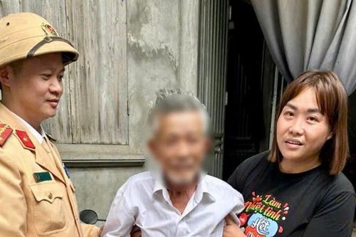 Hà Nội: Giữa dòng người du xuân, CSGT kịp thời đưa cụ ông lạc đường về với gia đình