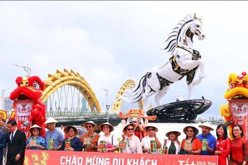 Rộn ràng đón khách 'xông đất' mùng 1 Tết Bính Ngọ