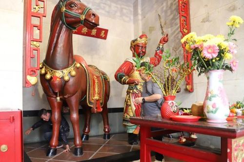 Phong tục 'chui bụng ngựa' cầu may đầu năm mới