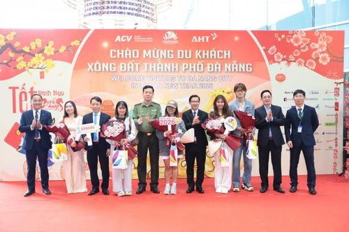 Du khách quốc tế rộn ràng 'xông đất' Đà Nẵng ngày đầu năm mới