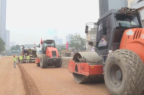 Đường Vành đai 1 Hà Nội rộn ràng thi công xuyên Tết
