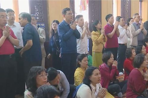 Nét đẹp văn hóa đi lễ sáng mùng 1 Tết
