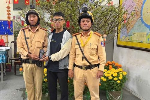 Đội CSGT Bến Thành trao trả lại chiếc ĐTDĐ cho người đánh rơi