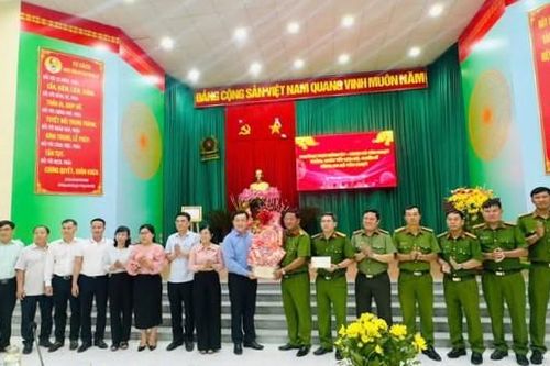 Lãnh đạo xã Tân Nhựt chúc Tết lực lượng Công an xã