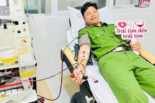 Chiến sĩ CSCĐ kịp thời hiến máu cứu bệnh nhân nguy kịch trong những ngày trực Tết