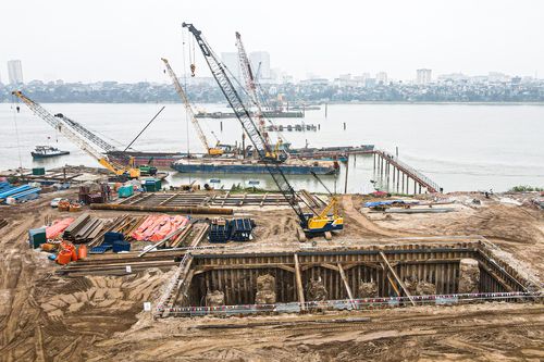 Công nhân, kỹ sư làm việc xuyên Tết tại dự án cầu trọng điểm của Hà Nội