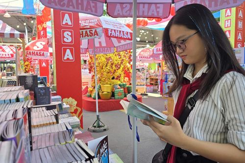 Người dân TP.HCM háo hức đến đường sách nhận lì xì và xin chữ đầu năm