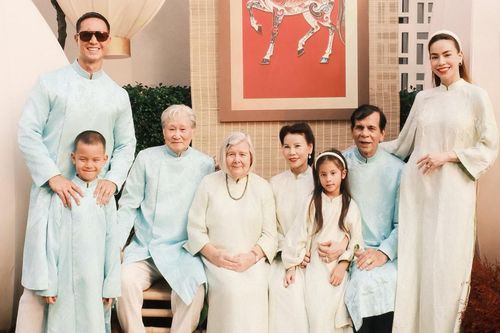 Khoảnh khắc sum vầy bên người thân của sao Việt ngày mùng 1 Tết
