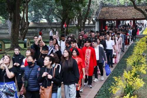 Người dân nườm nượp đổ về Văn Miếu xin chữ đầu năm