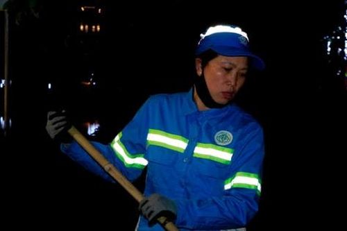 'Giao thừa đặc biệt' của một nữ công nhân môi trường Hà Nội