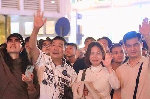 Người Hà Nội rộn ràng đêm Giao thừa Tết Bính Ngọ