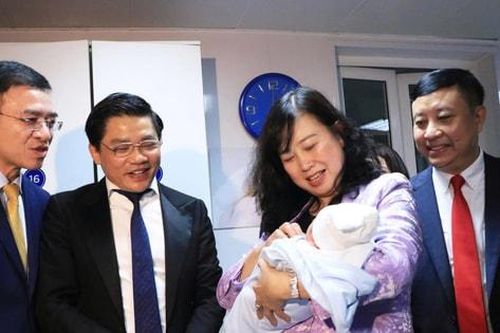Bệnh viện Phụ sản Trung ương đón Bộ trưởng Bộ Y tế thăm, chúc Tết đêm giao thừa