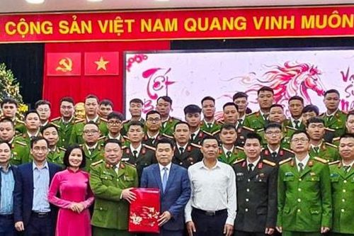 Tết sáng đèn tại những ca trực thầm lặng ở Hát Môn