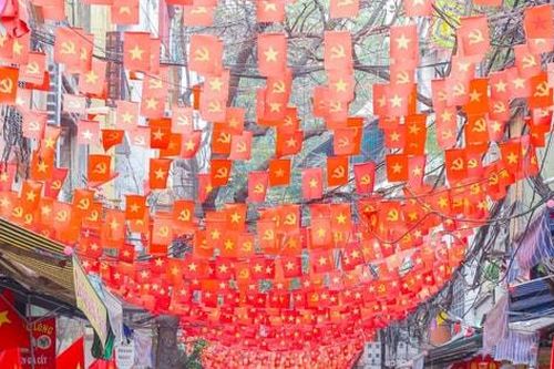 Hà Nội sâu lắng trong buổi sáng đầu năm Bính Ngọ