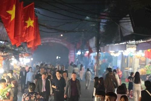 Phủ Tây Hồ đông nghịt người đi lễ trong đêm đầu xuân Bính Ngọ