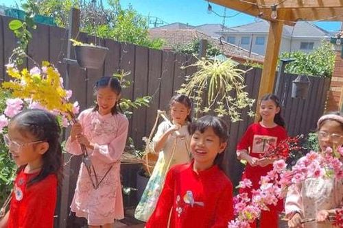 Ngày Xuân, nghe 'Sứ giả tiếng Việt' kể chuyện gìn giữ nguồn cội