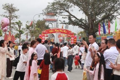 Hàng nghìn người đi lễ Đền Ông Hoàng Mười trong ngày mùng 1 Tết