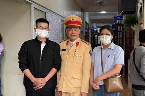 Bé 2 tháng tuổi tím tái giữa đường, CSGT dùng xe tuần tra chở đi cấp cứu