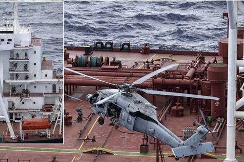 Hải quân Mỹ đổ bộ từ trực thăng MH-60R, chặn bắt tàu chở dầu Veronica III trên Ấn Độ Dương