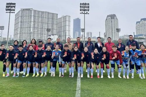 Các 'cô gái vàng' vui vẻ nhận lì xì, hứng khởi tập luyện săn vé World Cup