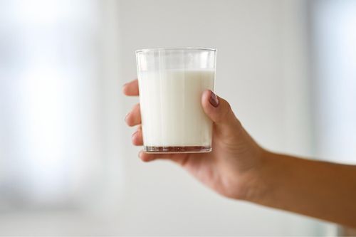 Vì sao các bác sĩ khuyên nên uống sữa ấm trước khi đi ngủ?
