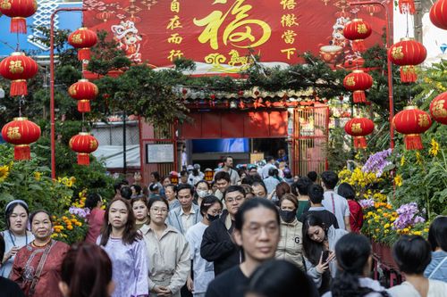 Người dân TP.HCM đi chùa, 'đánh tiểu nhân' mùng 2 Tết