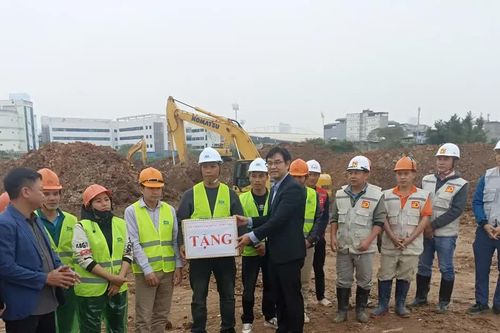 Chủ tịch Liên đoàn Lao động thành phố Hà Nội thăm, động viên công nhân thi công xuyên Tết