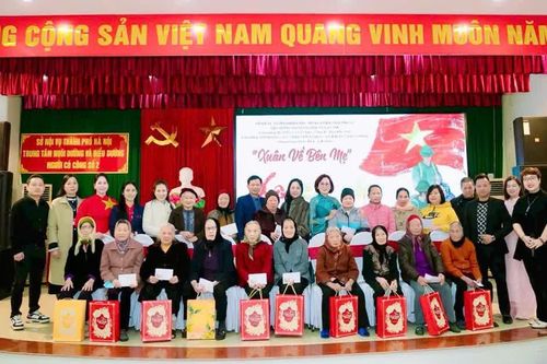Hà Nội trao tặng trên 2,7 triệu suất quà Tết cho các đối tượng chính sách