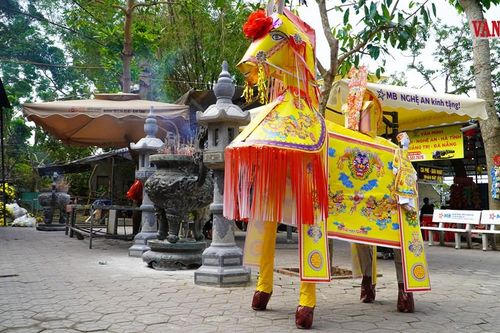 Chuyện ít biết về tục cúng tiến ngựa giấy tại đền Chợ Củi