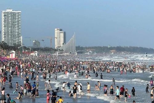 Du khách kéo về biển Vũng Tàu du xuân, nghỉ dưỡng trong những ngày nghỉ tết