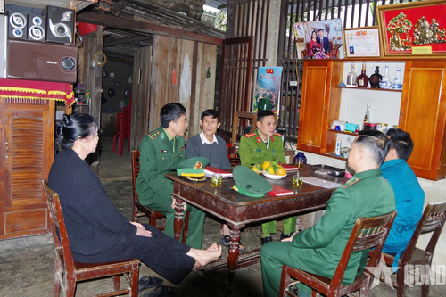 Mang mùa Xuân về biên giới