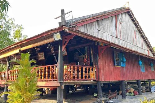 Nhà cổ trăm năm ven sông Tiền thu hút khách tham quan dịp tết