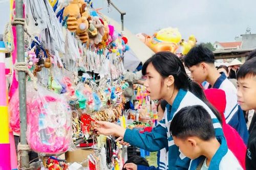 Du xuân khám phá chợ phiên trăm năm tuổi