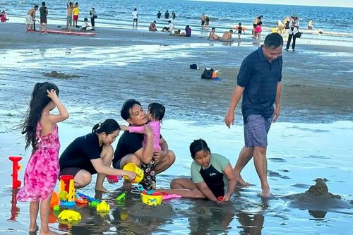 Mùng 2 Tết, đông đảo du khách đến phía Đông TPHCM du xuân