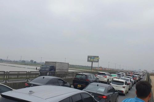 Ùn tắc kéo dài trên tuyến cao tốc Cao Bồ - Mai Sơn ngày mùng 2 Tết