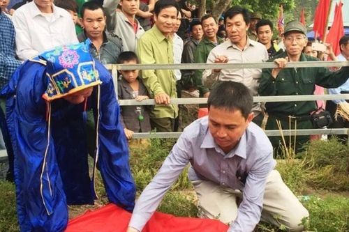Độc đáo tục rước 'đá thiêng' xin vía đầu năm ở Thanh Hóa